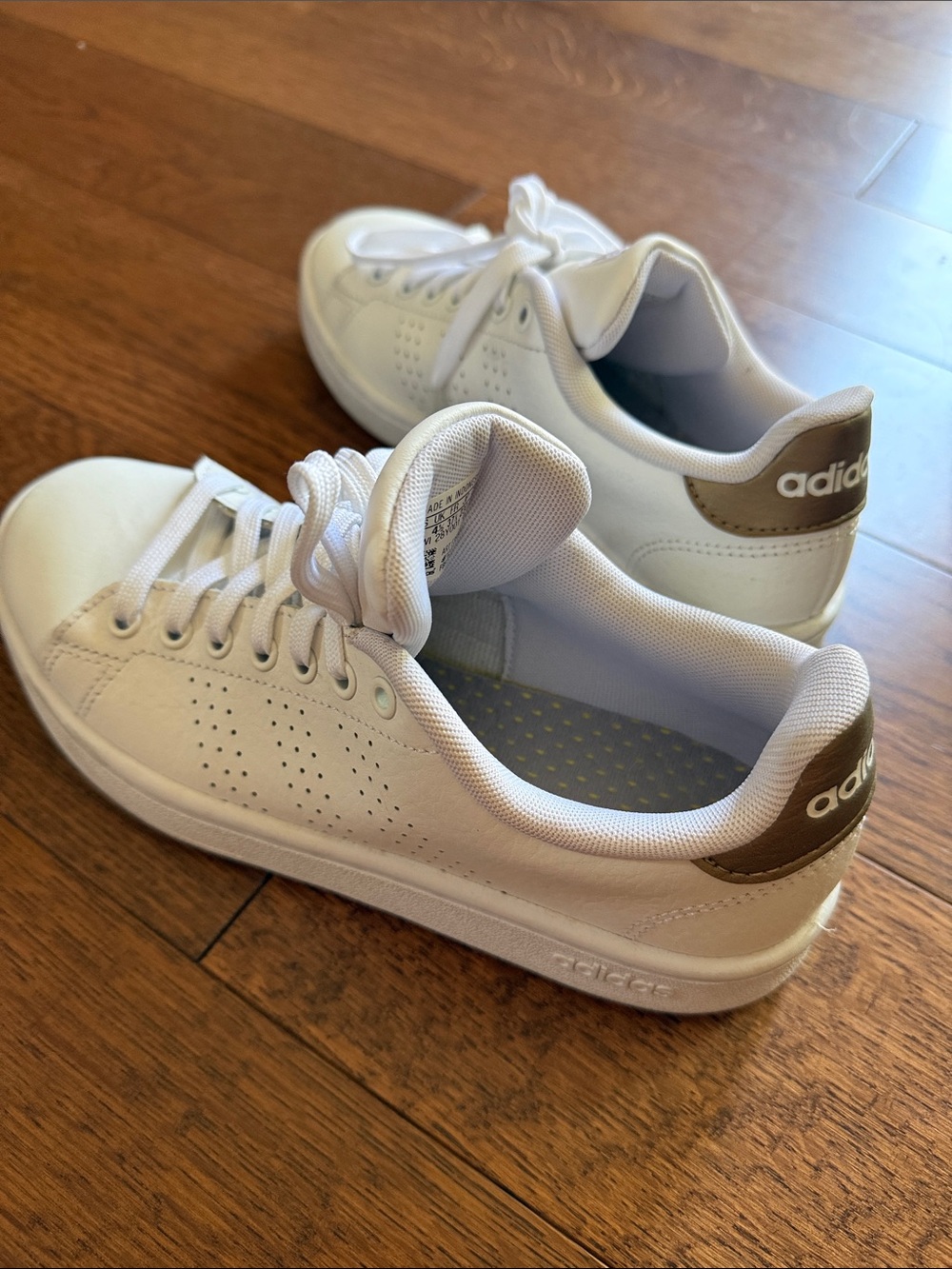 adidas Advantage Low-Top Sneakers white with gold